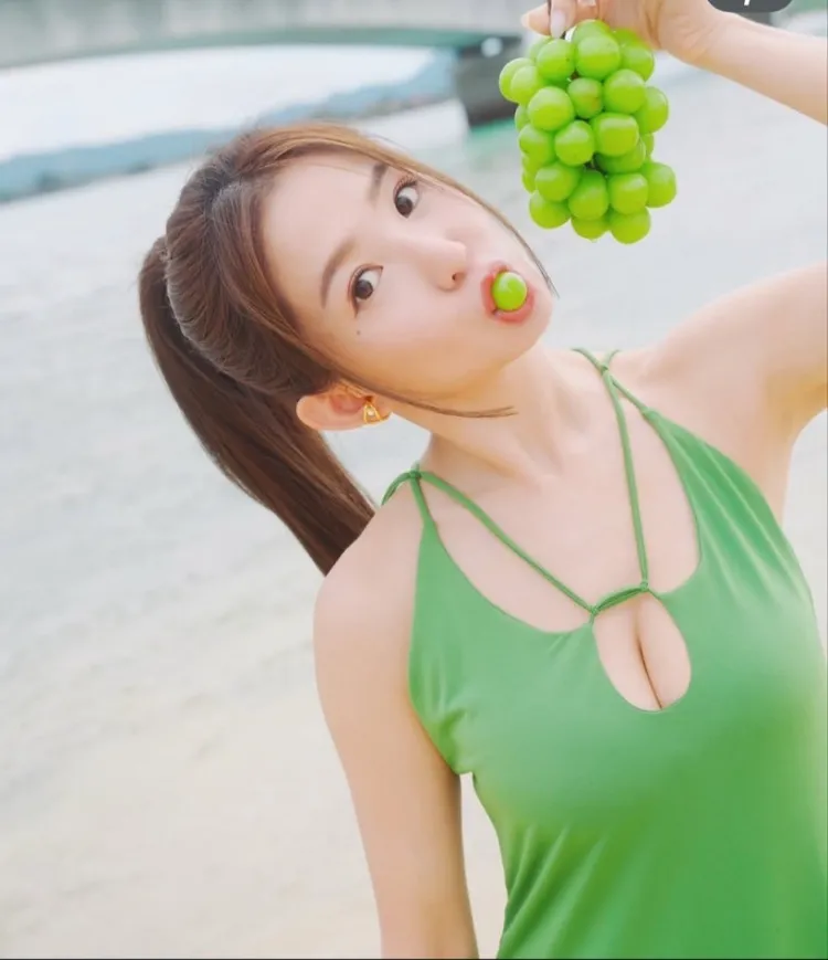 郭書瑤分享吃葡萄招桃花術，「中空」全開火辣破表。圖／翻攝IG