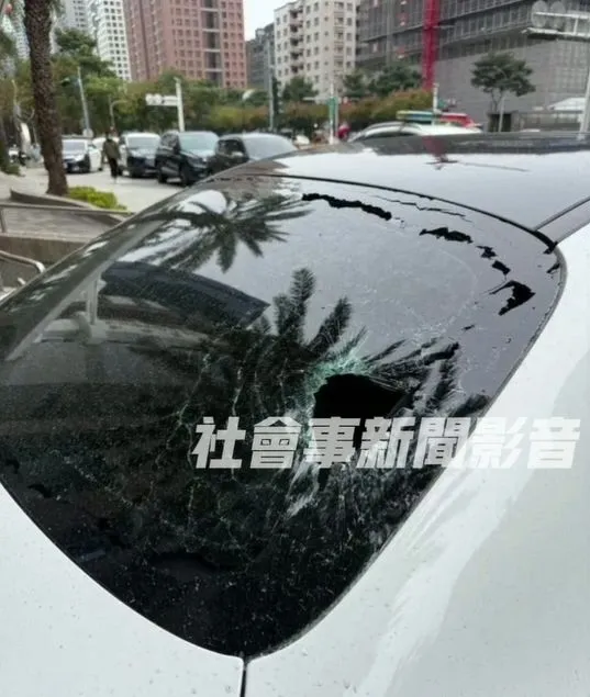 賓士車擋風玻璃被砸出一個大洞。翻攝「社會事新聞影音」