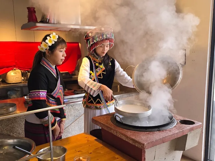 台灣觀巴旅遊套裝行程可順遊桃園忠貞新村文化園區，體驗滇緬料理米干DIY。觀光署提供