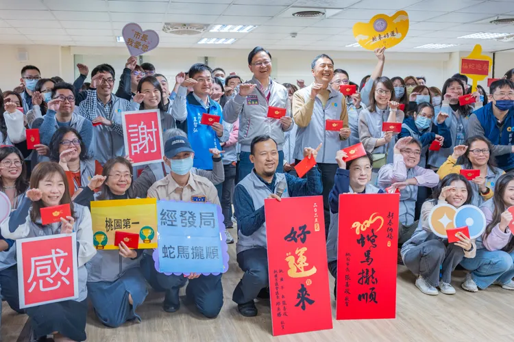 張善政向市府員工辭歲拜年迎新春。桃園市府提供