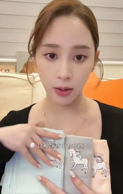 4件組小方巾1萬6800元。翻攝歐陽妮妮小紅書