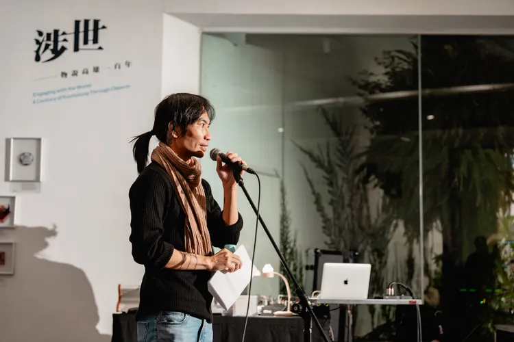 高雄詩人任明信朗讀組詩。翻攝畫面