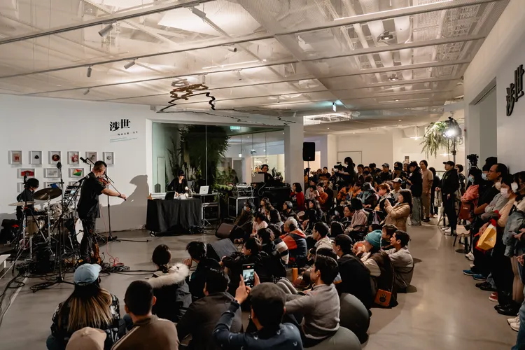 9月才成立於高雄的獨立樂團「SynFlowny三極體」首度公演。翻攝畫面