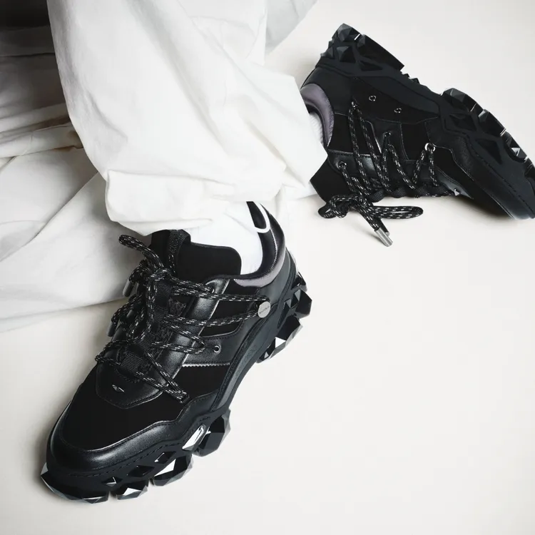 極具立體雕塑感的樹脂鞋底鞋底呼應JIMMY CHOO多棱鑽石群的標誌性元素。品牌提供