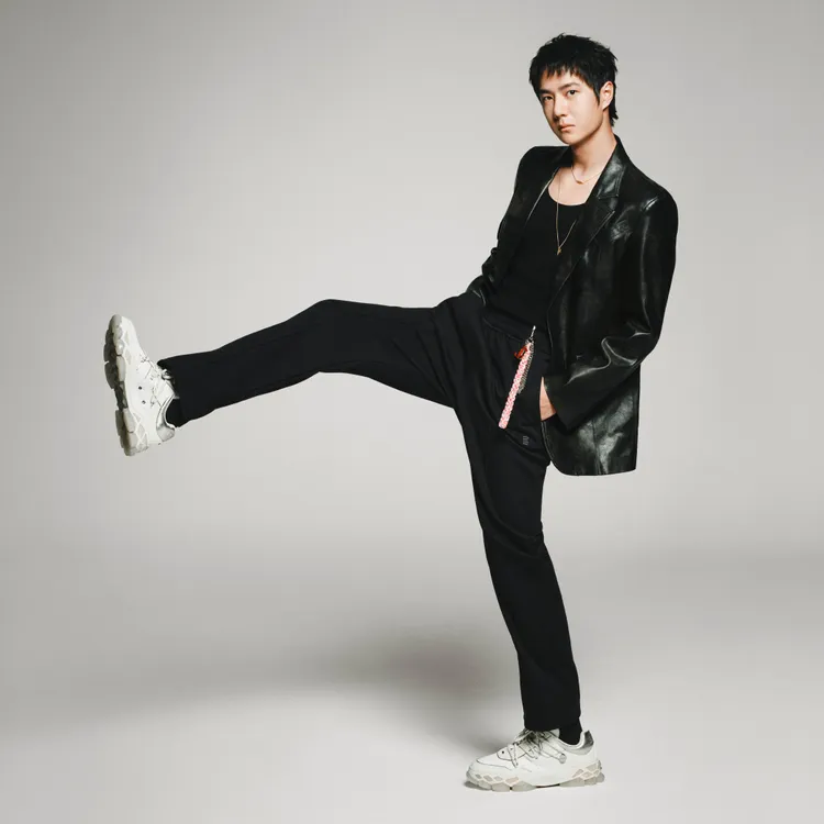 王一博穿著黑色皮衣的造型獲得一片好評。品牌提供