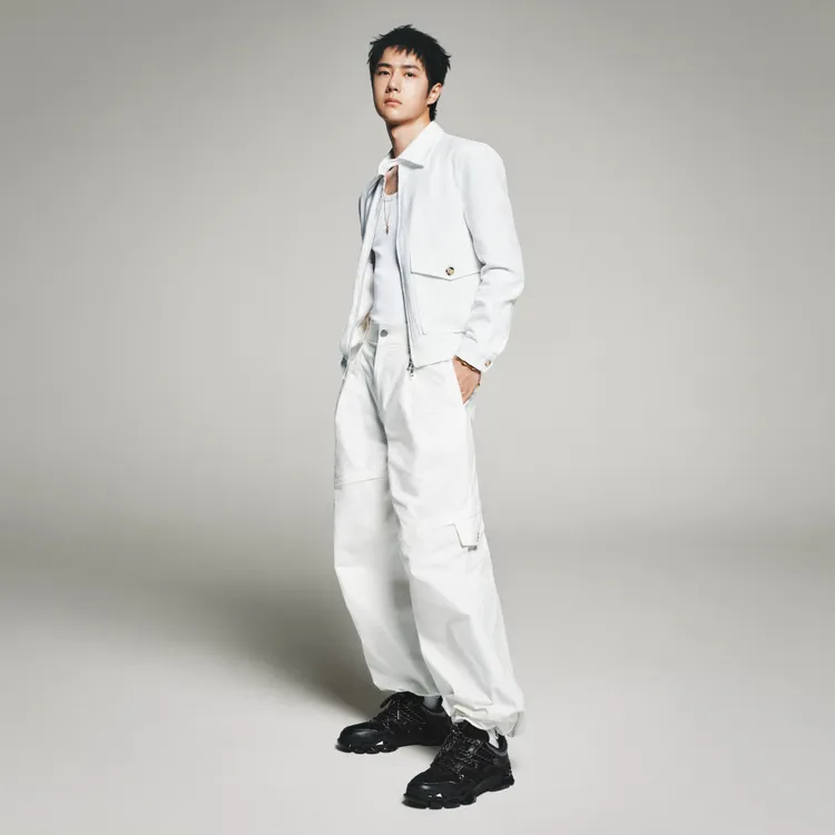 王一博以全白服裝凸顯出腳上的黑色DIAMOND無限休閒鞋。品牌提供