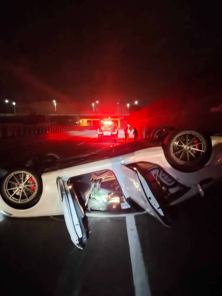 警方研判賓士車駕駛翻越護欄肇事逃逸。民眾提供