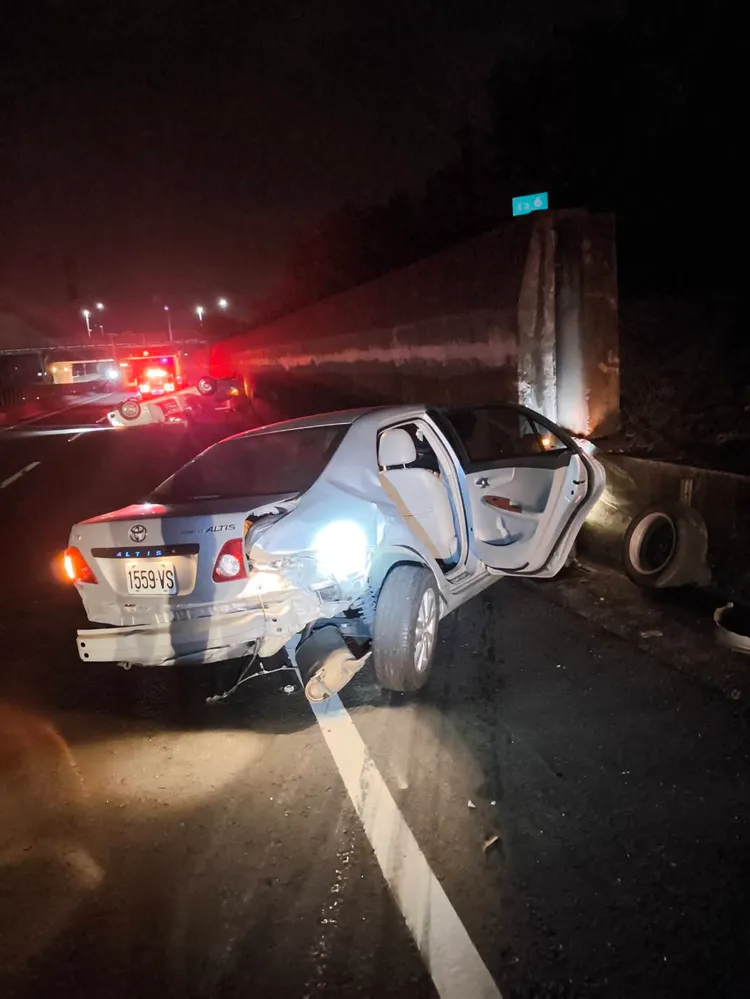 被撞的自小客車共有4人受傷。民眾提供