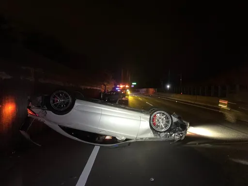 宾士CLS台72线追撞翻覆酿4伤　驾驶心虚竟从快速道路落跑