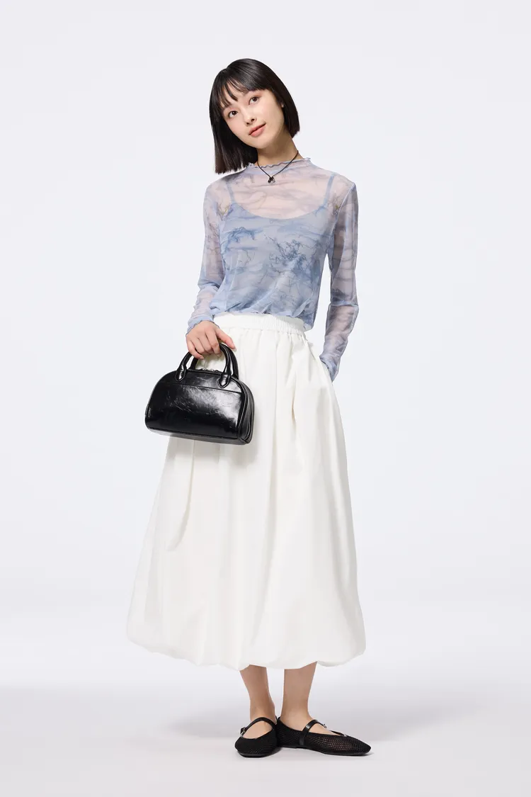 GU推出新春優惠價，女裝透膚印花高領T恤350元、泡泡中長裙790元。品牌提供