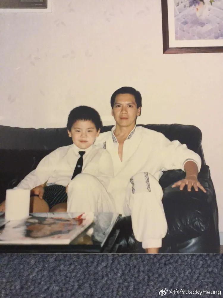 向佐小時候跟爸爸向華強合照。翻攝向佐微博