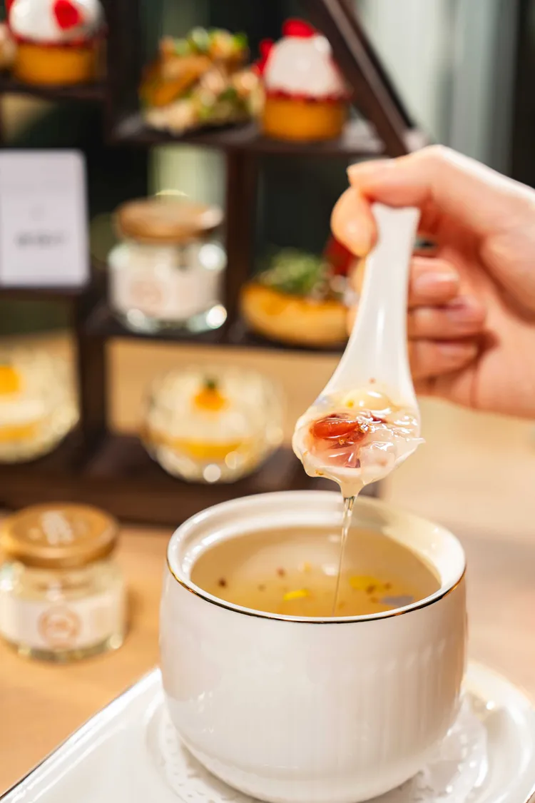 滋陰潤肺、養顏美容的桂花蓮子銀耳湯。業者提供