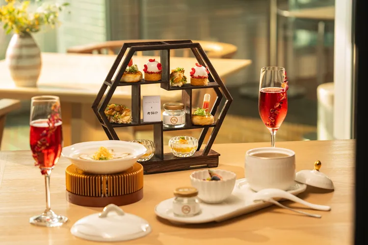 「春綻燕語聯名下午茶」以低溫鮮燉燕窩入菜，美味又美容。業者提供