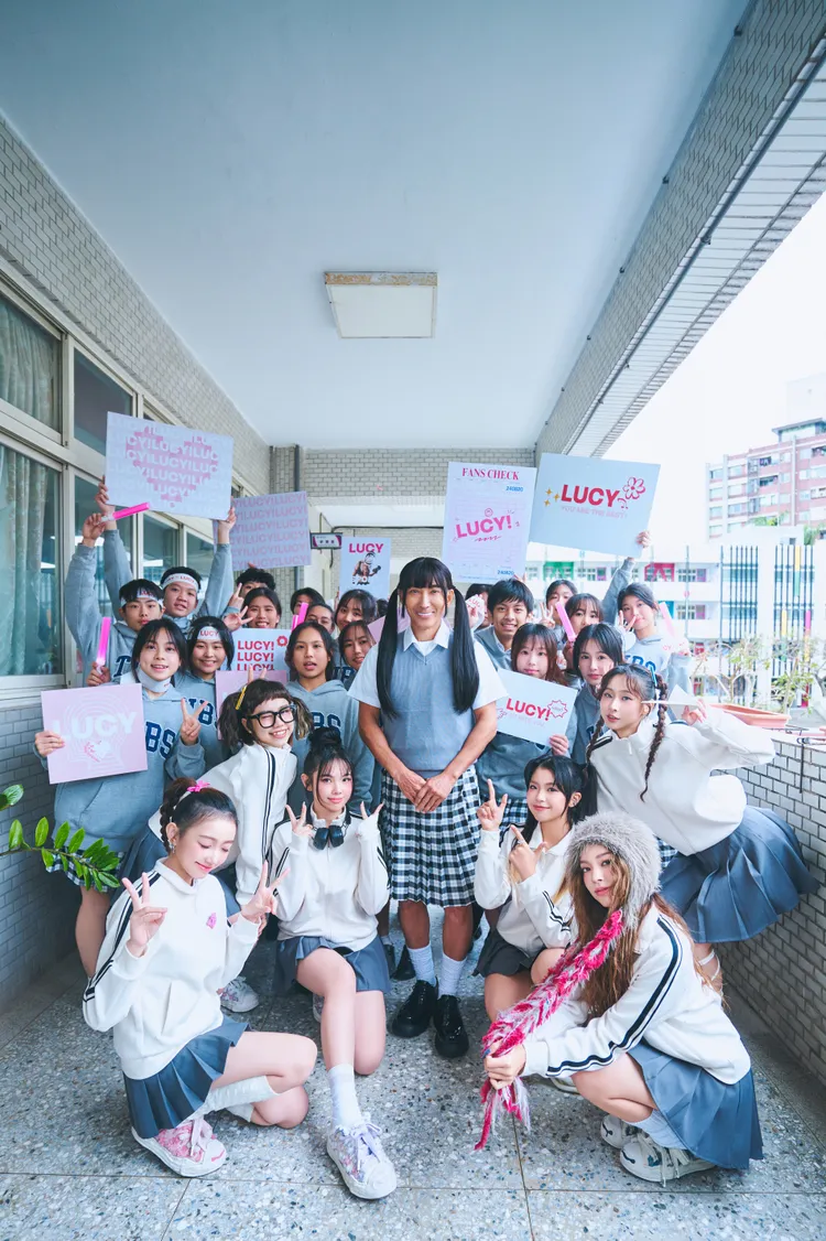 babyMINT（前排左起：栩栩、粼粼／中排左起：Vikky、丞妘／後排左起：品妡、潘若迪、熙妍）跟潘若迪、學生們合影留念。華研國際提供