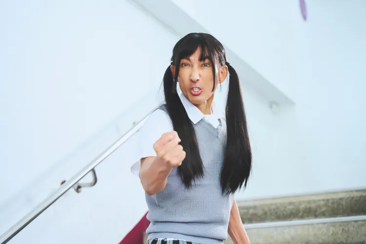 潘若迪男扮女裝混入其中。華研國際提供