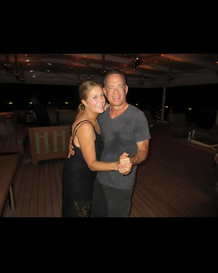 湯姆漢克（右）與老婆麗塔威爾森在太平洋斷崖區擁有多處房產，目前仍不清楚受災狀況。翻攝IG