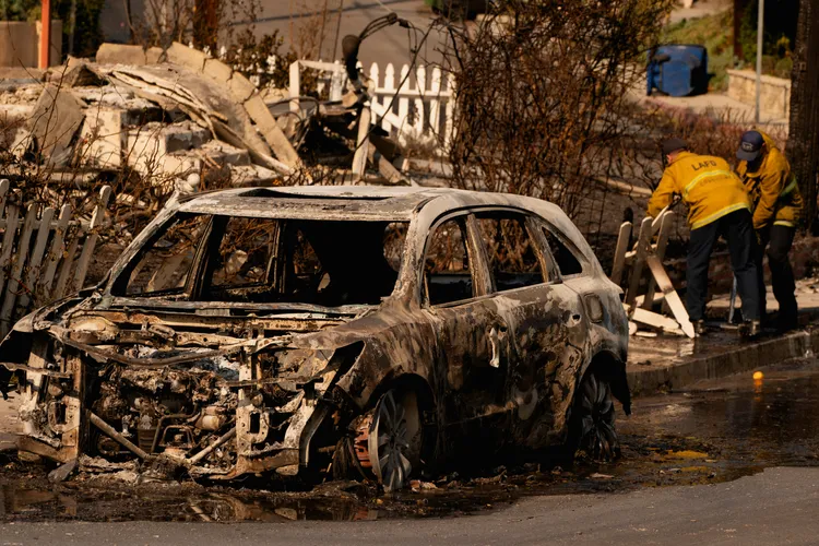 房屋與車輛無一倖免。路透
