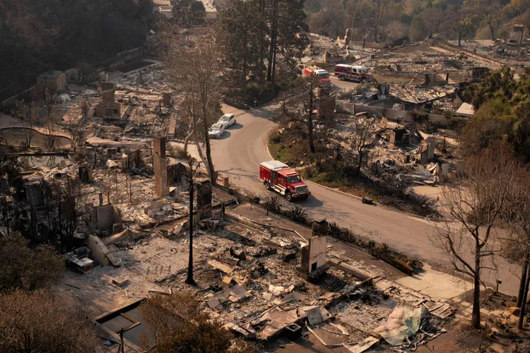 住宅區付之一炬。路透