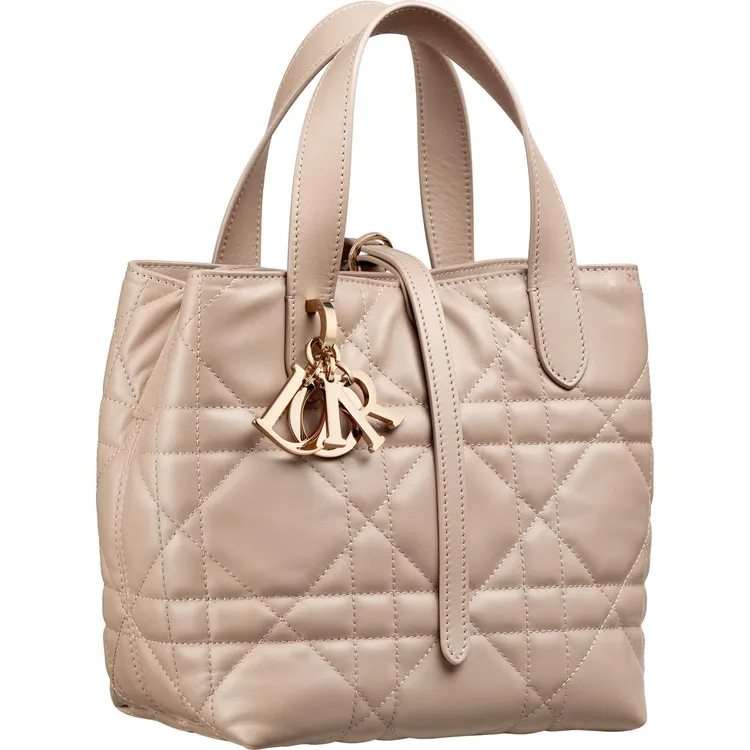 DIOR Toujours米色籐格紋皮革直式小型托特包，11萬元。品牌提供