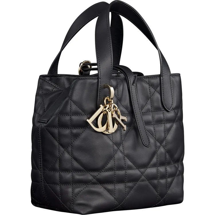 DIOR Toujours黑色籐格紋皮革直式小型托特包，11萬元。品牌提供