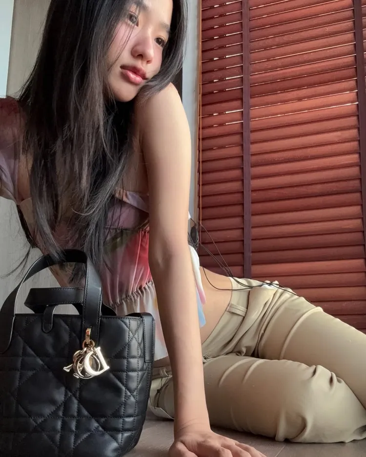 泰國女星Tontawan（小名Tu）也著迷於DIOR Toujours直式托特包的魅力。品牌提供