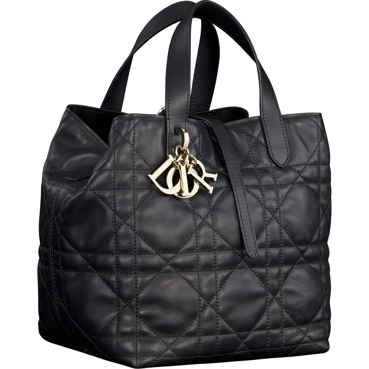 DIOR Toujours黑色籐格紋皮革直式中型托特包，12萬5000元。品牌提供