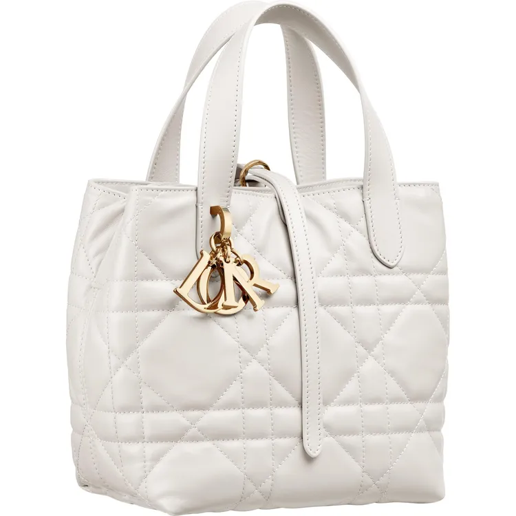 DIOR Toujours白色籐格紋皮革直式小型托特包，11萬元。品牌提供