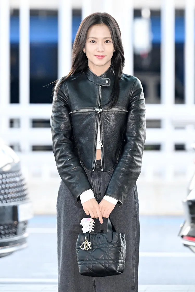 Jisoo演繹DIORR全新Toujours直式托特包。品牌提供