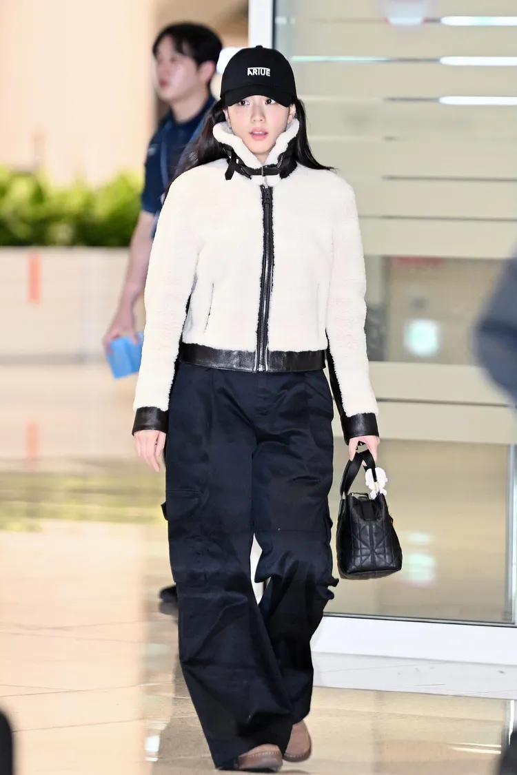 Jisoo演繹DIORR全新Toujours直式托特包。品牌提供