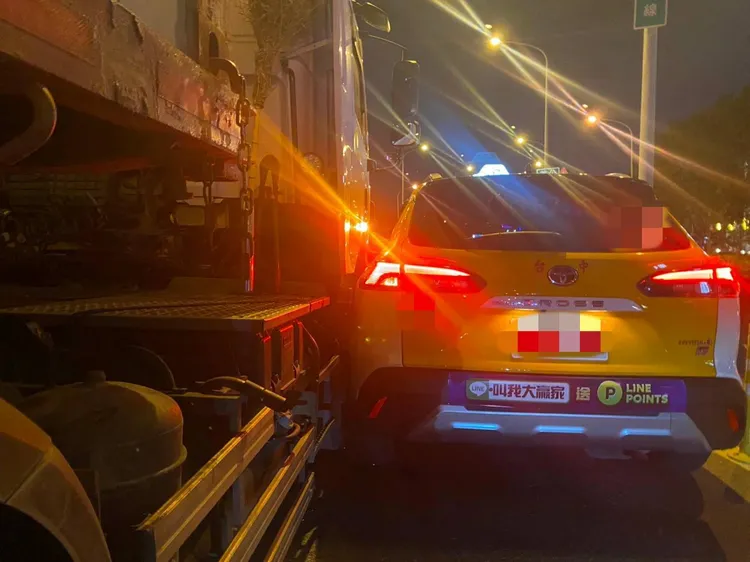 曾瑋中、郭婷筠的計程車與聯結車發生擦撞。民眾提供