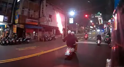 新莊2屁孩無照騎車還沿路「放鞭炮」　這下糗了！警循線追查要開罰