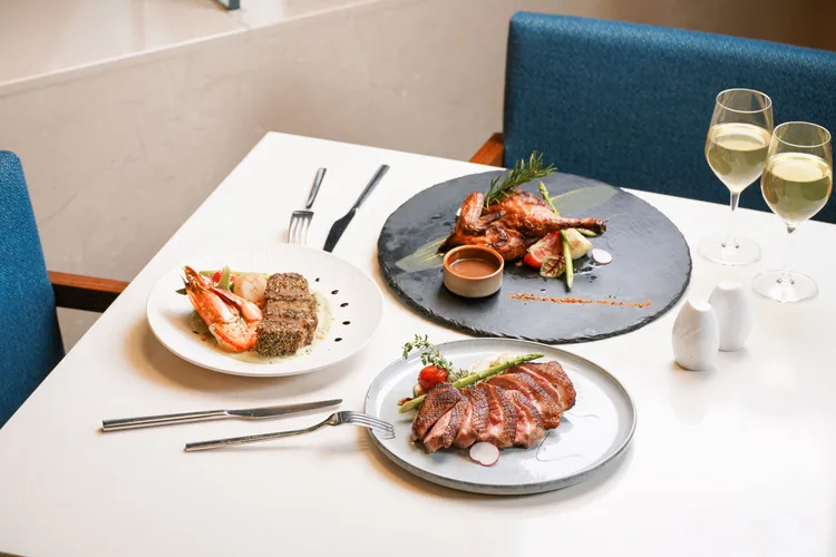 今（25日）至2月16日攜帶指定IP周邊商品於和逸飯店高雄中山館30樓拍照打卡，並按讚追蹤官方臉書，即贈「餐飲抵用券200元」。高雄和逸提供