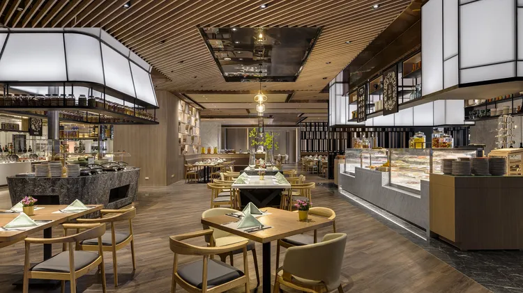 期間專案入住享有吃到飽早餐等服務。高雄萬豪提供