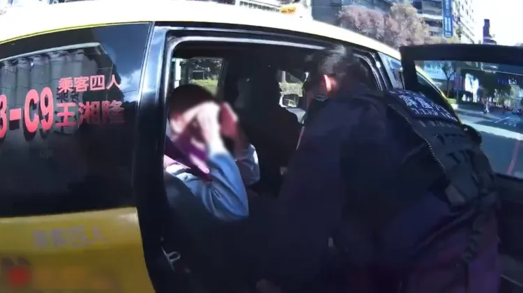 老翁自己忘了把提款卡放在暗袋，還以為弄丟，跑到銀行門口乾著急，警方幫忙尋回後，他上計程車還不斷感謝。翻攝畫面