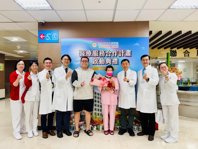 長庚接手大同後首例手術病人李女士(粉色衣)康復出院，院長林孟志 (右3)、副院長林新景(右2)、主治醫師葉承熙 (左4)、外科部副部長劉毓寅(左5)都獻上祝福。翻攝畫面