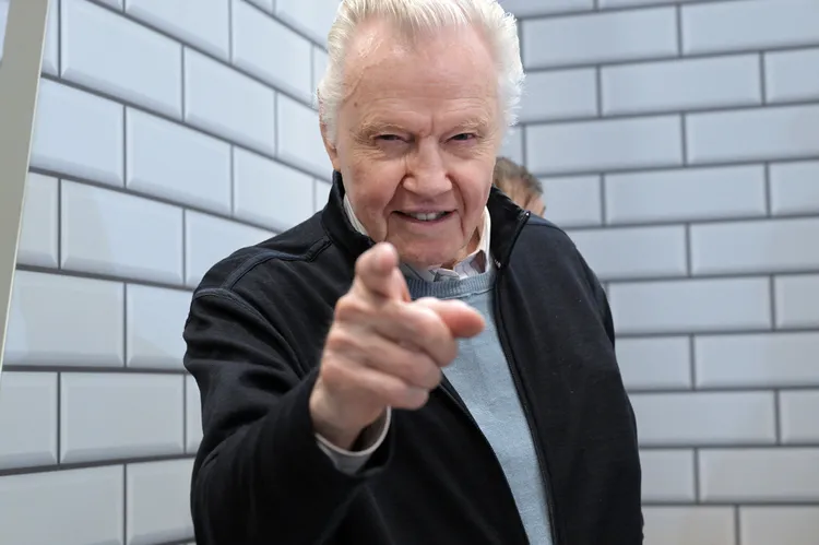 強沃特是女星安潔莉娜裘莉的父親。路透