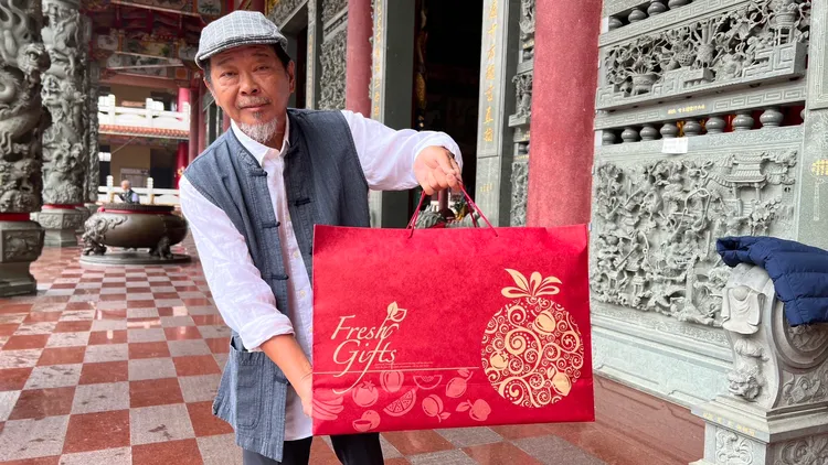 廖大乙建議回娘家要帶大紅色伴手禮，中午12時前進家門。資料照片