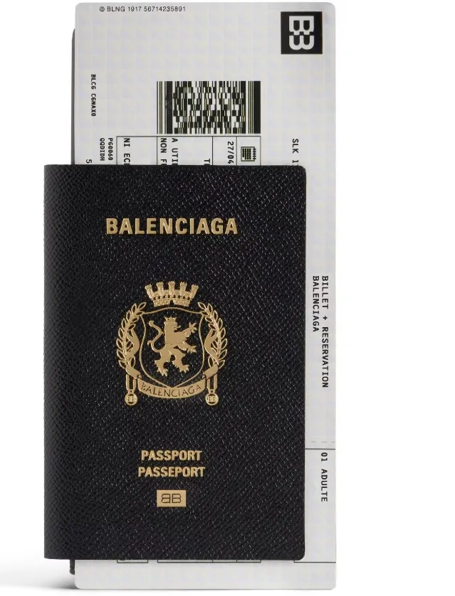 BALENCIAGA還推出護照加機票造型的錢包。翻攝BALENCIAGA官網
