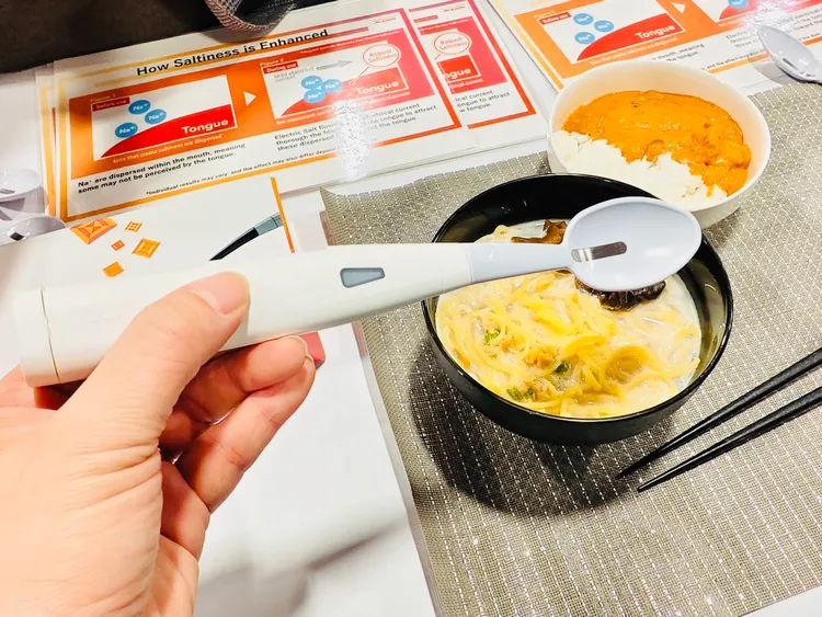 麒麟控股（Kirin Holdings）展示電子鹽湯匙（Electric Salt Spoon）。趙筱文攝影