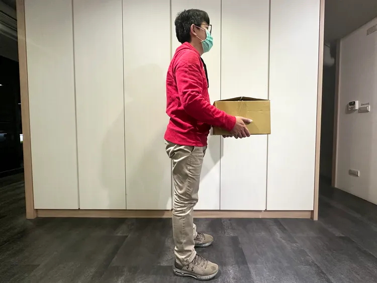 劉宇真醫師建議，讓物品至於胸口的高度後再出力移動，不僅可以輕鬆省力。馬光中醫提供