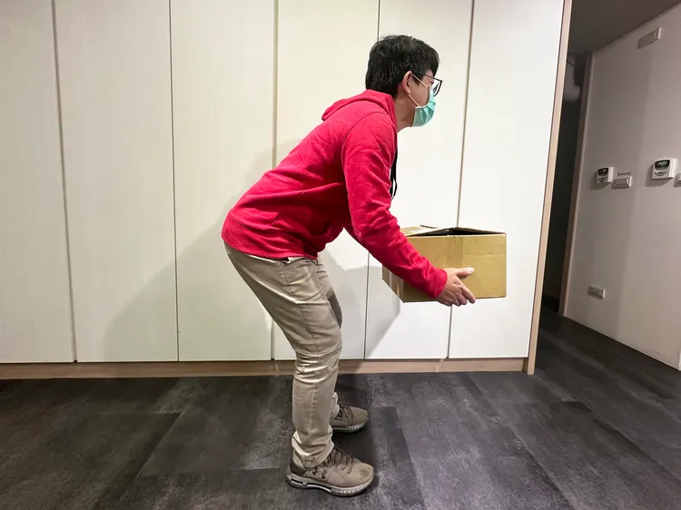 劉醫師建議，搬運重物雙手抬高角度最多不超過45度。馬光中醫提供