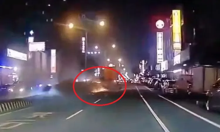 自小客車翻覆後往前滑行，沿路擦出火花。民眾提供