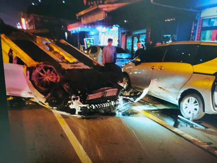 張男轎車翻覆滑行160公尺，撞上路邊車輛才停住。民眾提供