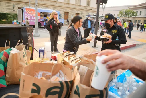暫時別捐了！善心物資一車車湧入　洛杉磯避難所還得貼告示婉謝