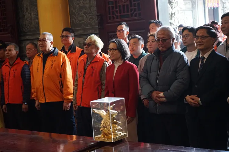 副總統蕭美琴到花蓮天鼎宮祈福拜拜。民眾提供