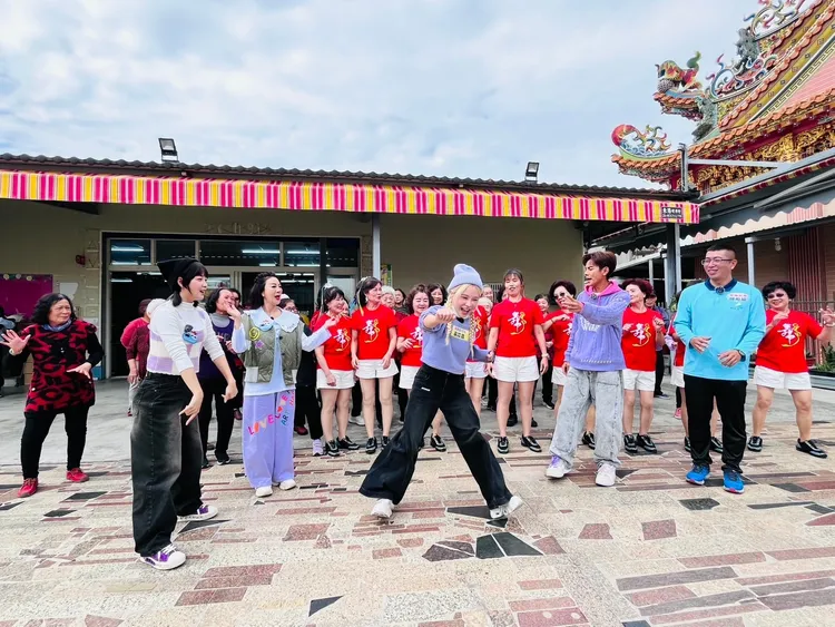 巫苡萱現場跳16蹲。民視提供