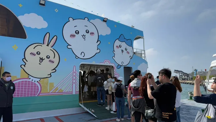 高雄市輪船公司推出全新「吉伊卡哇」聯名主題海上巴士航班登場。翻攝畫面