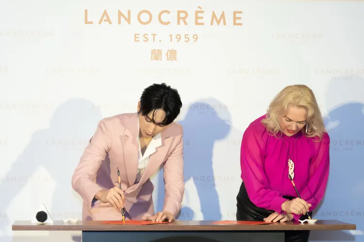 黃宏軒（左）在活動現場寫毛筆。品牌提供