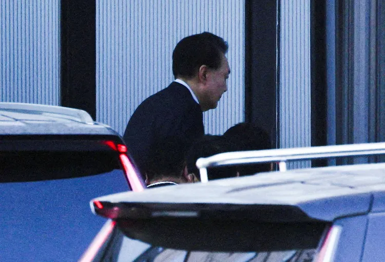 尹錫悅昨天被逮捕時，已經身形佝僂。路透社