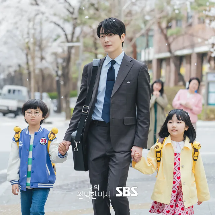 李浚赫飾演單親爸，育兒、做菜一把罩，迷到一票社區婆媽。翻攝SBS